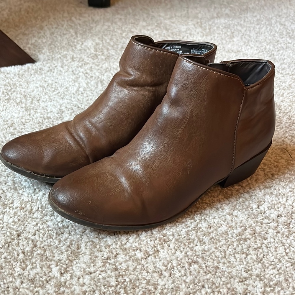 Vera Wang brown booties